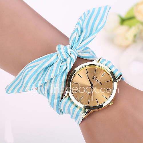 Geneva Women's Quartz Wrist Watch / Bracelet Watch Fabric Band Charm / Flower / Vintage / Fashion Black / White