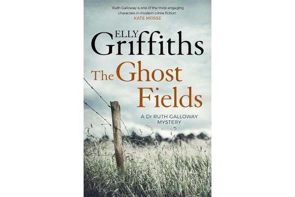 The Ghost Fields - The Dr Ruth Galloway Mysteries 7