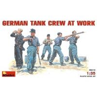 135 german tank crew at work figurines