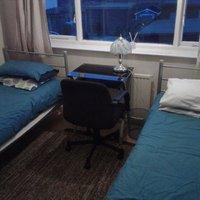 2 rooms available in family home