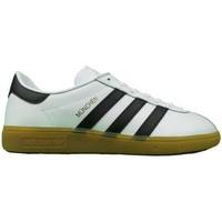 adidas Munchen men\'s Shoes (Trainers) in white