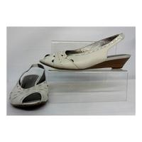 Almost New Footglove white heeled sandals Footglove - Size: 5.5 - White - Sandals