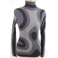 Alexander McQueen Size 6 High Quality Soft and Luxurious Pure Cashmere Tonal Grey Abstract Patterned Jumper