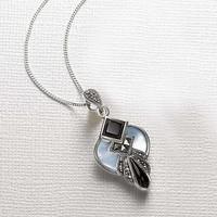 Amie Mother­of­Pearl Pendant