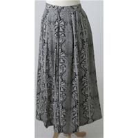 Aquascutum, size 18 black & white patterned skirt