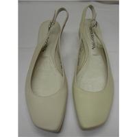 Aspartofour#Blingandbuysale:BNWT Ana Bonilla - Size: 3.5 - Ivory - Slingbacks