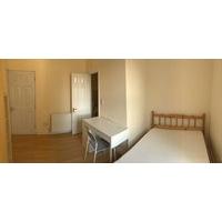 Beautiful House, 4 En Suite Bedrooms Only 1 Minute from University library.