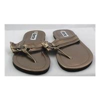 Bertie, size M/L gold flip flops