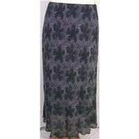 Berkertex - Size: 14 - Black Patterned Skirt