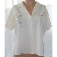 Berketex Size Large Cream Patterned Blouse