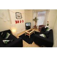 **Biills Included**1 Double Bedroom with Ensuite To Let In 4 Bed House Share Room to rent £300pm