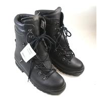 BNWT Gore-Tex - Size: 10 - Black Steel Toe Caps