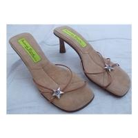 BNWOT Materia Prima By Goffredo Fantini size 3/ 3.5 (EUR 36) beige heeled sandals