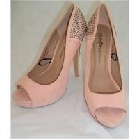 BNWT Internacionale Size 5 Pale Pink High Heels