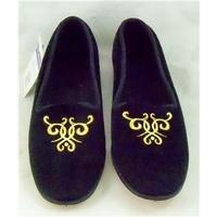 bnwt collection black slippers size 8