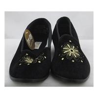 BNWT Free Step, size 7 black slippers