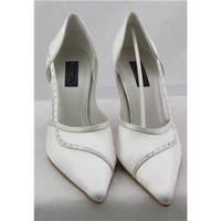 BNIB Meadows, size 8 ivory satin court shoes