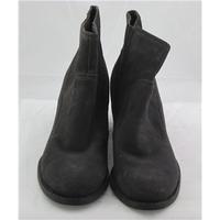 BNWT Indigo Collection, size 7 charcoal suede block heeled Chelsea boots