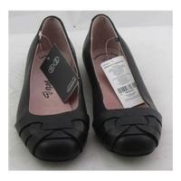 BNWT M&S Girls, size 2 black leather pumps