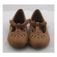 bnwt ms kids size 10 tan t bar strapped shoes