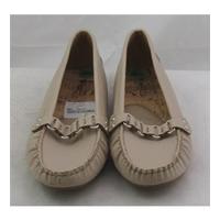 BNWT Patrizia, size 6.5 light beige loafers