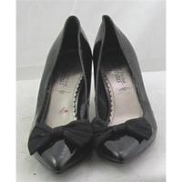 BNWT New Look, size 5 black patent effect court shoes with bow