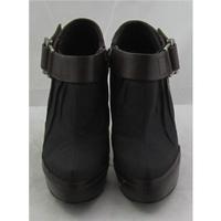 BNIB Lola Cruz, size 6/39 black & brown ankle boots