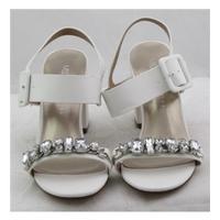 bnwt ms collection size 45 white block hheled sandals