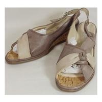 BNIB Suave - size 4 - beige/bark - sandals