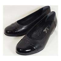 BNIB DaBella - size 3.5 EE - black - low heel court shoe