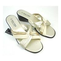 BNWT Pavers - Size: 6 - Gold Sandals