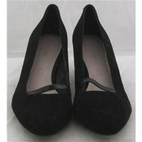 BNWT Footglove size 6.5 black suede heeled pumps