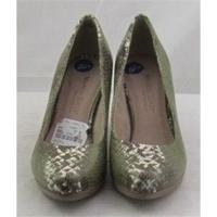 bnwt marco tozzi size 35 green court shoes