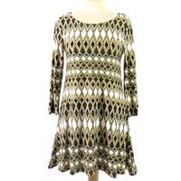 BNWT Marks & Spencer Size 8 3 quarter length Sleeved Long Line Top With a White, Black and Mustard Pattern