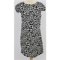 BNWT Boohoo, size 14 black & cream patterned fitted dress