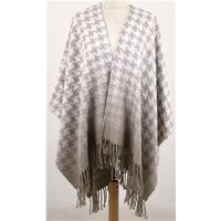 BNWT M&S one size cream & beige fringed wrap