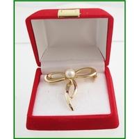 Boxed Gilt brooch - Size: Medium - faux pearl