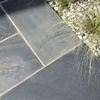 bradstone natural slate paving blue black 600 x 600 40 per pack