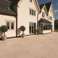 bradstone grand natural sandstone paving caramel 750 x 750 16 per pack