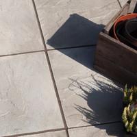 bradstone peak paving riven natural 450 x 450 40 per pack