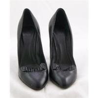 burberry size 4375 black high heeled pumps