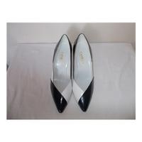 Camillo, Size 8, High heeled Shoe