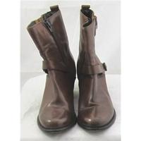 Cara, size 5/38 golden brown leather ankle boots