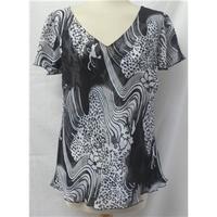 Casamia - Size: M - Black and white - Short sleeved shirt