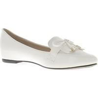 Chaussmoi Mocassins blancs vernis talonnette de 0, 5cm languette aspect dai women\'s Shoes (Pumps / Ballerinas) in white