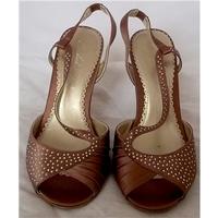 Cherished Size 5 Bronze/Gold Heels