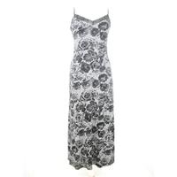 Chic Fille - Size: 6 - Grey - Full length dress