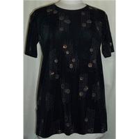 Charmell size Large black top