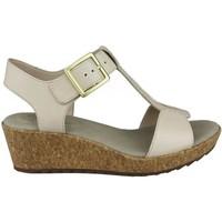 Clarks KAMARA KIKI women\'s Sandals in BEIGE