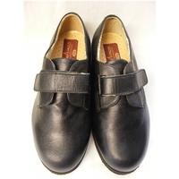 Clifford James Size 7 Black Leather Shoes